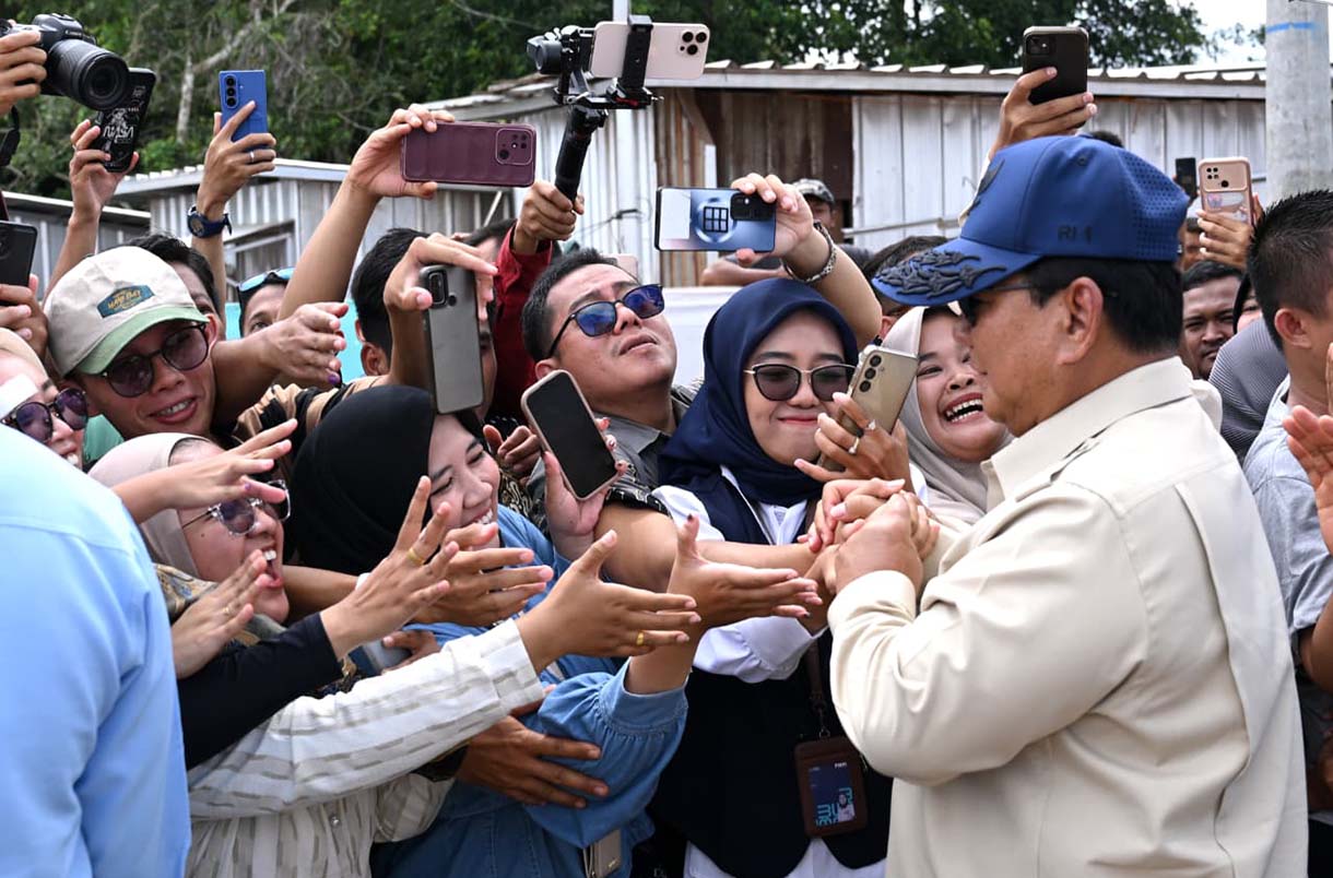 Presiden Prabowo Subianto mengunjungi rumah warga penerima KPR FLPP pada acara akad massal Rumah Subsidi Menyala di Perumahan Pondok Banten Indah, Kota Serang, Banten, Sabtu (20/12/2025).  (Biro Setpres)