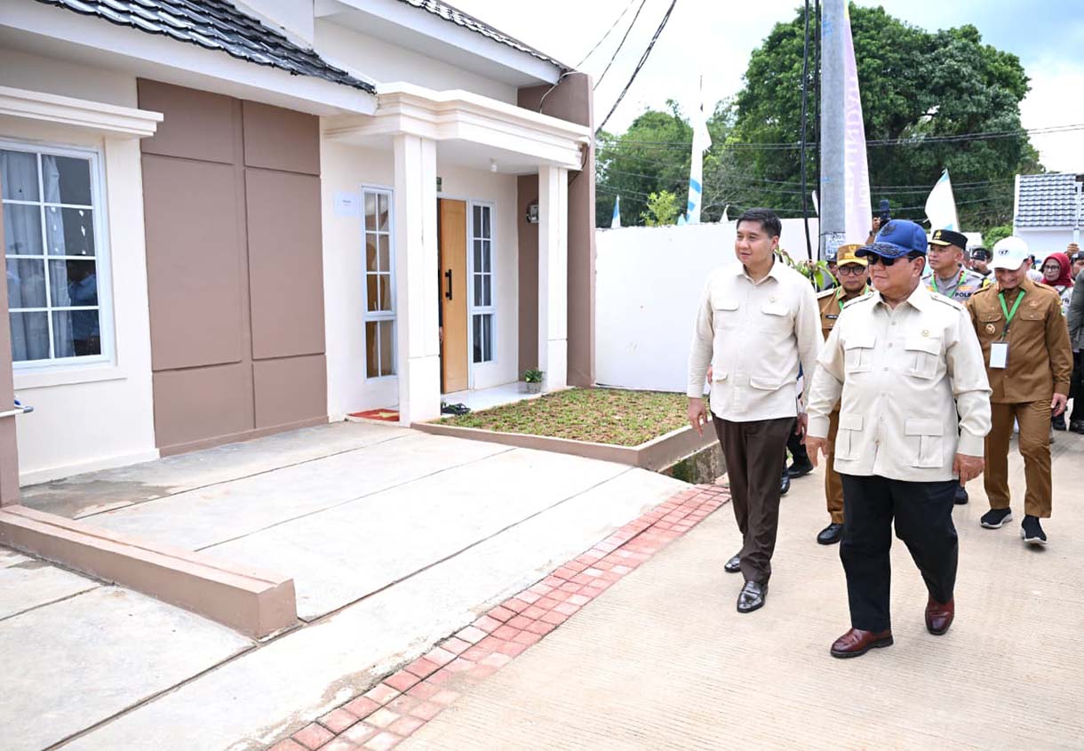 Presiden Prabowo Subianto mengunjungi rumah warga penerima KPR FLPP pada acara akad massal Rumah Subsidi Menyala di Perumahan Pondok Banten Indah, Kota Serang, Banten, Sabtu (20/12/2025).  (Biro Setpres)