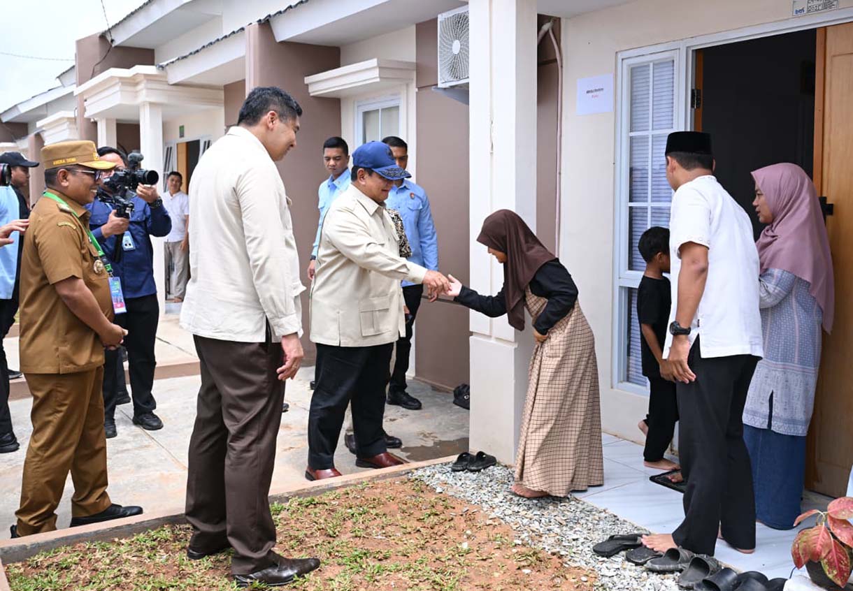 Presiden Prabowo Subianto mengunjungi rumah warga penerima KPR FLPP pada acara akad massal Rumah Subsidi Menyala di Perumahan Pondok Banten Indah, Kota Serang, Banten, Sabtu (20/12/2025).  (Biro Setpres)