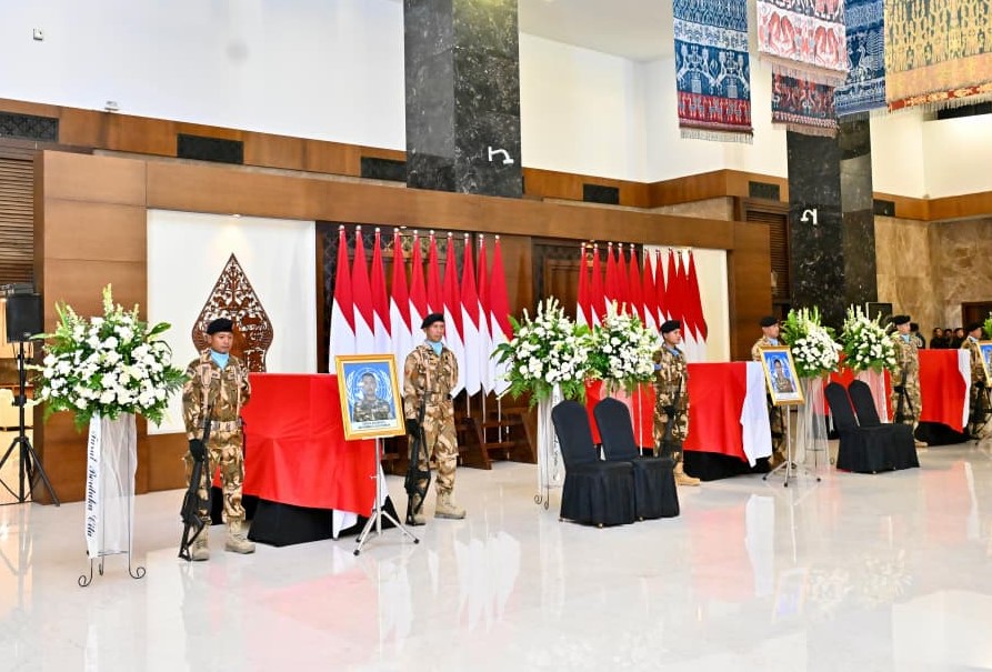 Presiden Prabowo Subianto menghadiri kedatangan Jenazah Mayor Inf (Anm) Zulmi Aditya Iskandar, Serka (Anm) M. Nur Ichwan, dan Kopda (Anm) Farizal Rhomadon di Bandara Soetta, Tangerang, Banten. (BeritaNasional/Elvis/HO Biro Pers Istana)