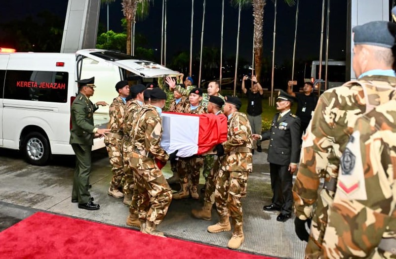 Presiden Prabowo Subianto menghadiri kedatangan Jenazah Mayor Inf (Anm) Zulmi Aditya Iskandar, Serka (Anm) M. Nur Ichwan, dan Kopda (Anm) Farizal Rhomadon di Bandara Soetta, Tangerang, Banten. (BeritaNasional/Elvis/HO Biro Pers Istana)