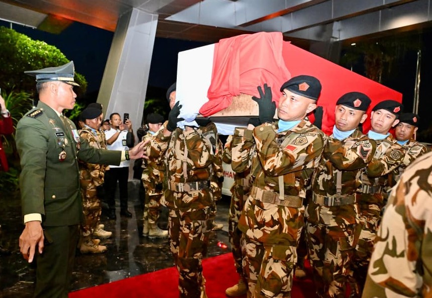 Presiden Prabowo Subianto menghadiri kedatangan Jenazah Mayor Inf (Anm) Zulmi Aditya Iskandar, Serka (Anm) M. Nur Ichwan, dan Kopda (Anm) Farizal Rhomadon di Bandara Soetta, Tangerang, Banten. (BeritaNasional/Elvis/HO Biro Pers Istana)