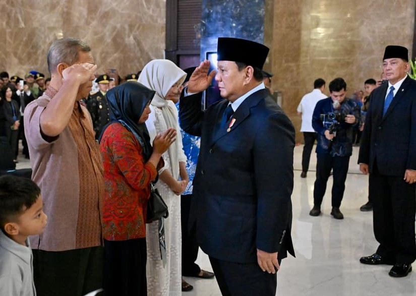 Presiden Prabowo Subianto menghadiri kedatangan Jenazah Mayor Inf (Anm) Zulmi Aditya Iskandar, Serka (Anm) M. Nur Ichwan, dan Kopda (Anm) Farizal Rhomadon di Bandara Soetta, Tangerang, Banten. (BeritaNasional/Elvis/HO Biro Pers Istana)