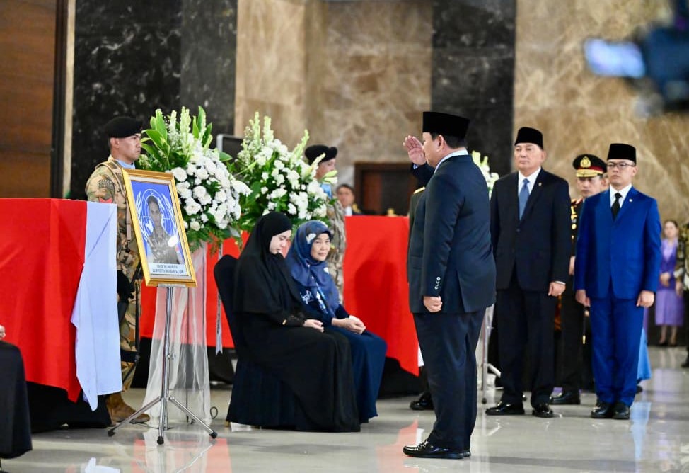 Presiden Prabowo Subianto menghadiri kedatangan Jenazah Mayor Inf (Anm) Zulmi Aditya Iskandar, Serka (Anm) M. Nur Ichwan, dan Kopda (Anm) Farizal Rhomadon di Bandara Soetta, Tangerang, Banten. (BeritaNasional/Elvis/HO Biro Pers Istana)