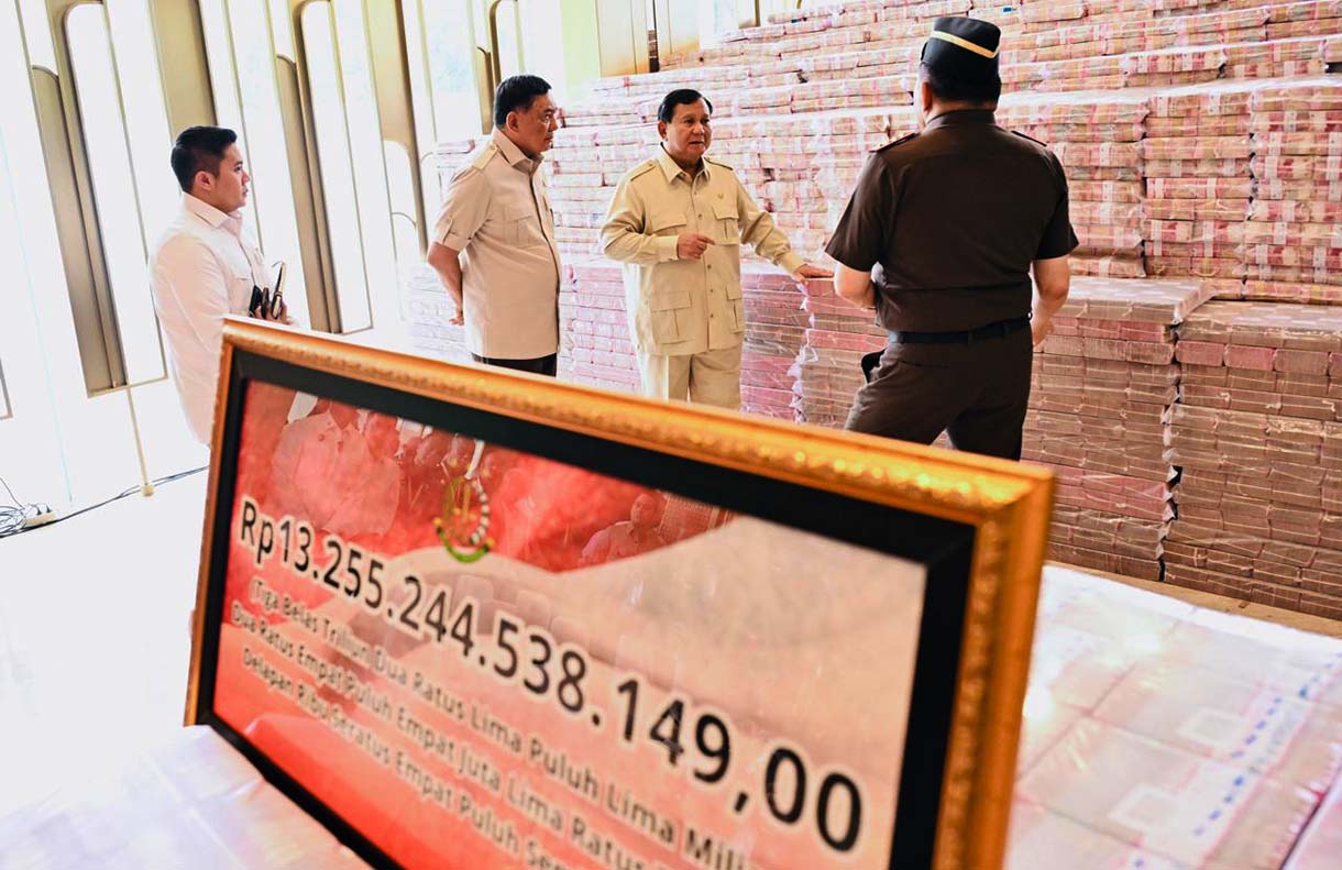 Presiden hadiri Penyerahan Uang Hasil korupsi CPO Presiden Prabowo Subianto (kanan) menyaksikan Jaksa Agung ST Burhanuddin (kiri) menyerahkan secara simbolis kepada Menteri Keuangan Purbaya Yudhi Sadewa (kedua kiri) saat penyerahan uang pengganti kerugian negara hasil korupsi minyak kelapa sawit (CPO) di Kejaksaan Agung, Jakarta, Senin (20/10/2025). (Biropers)