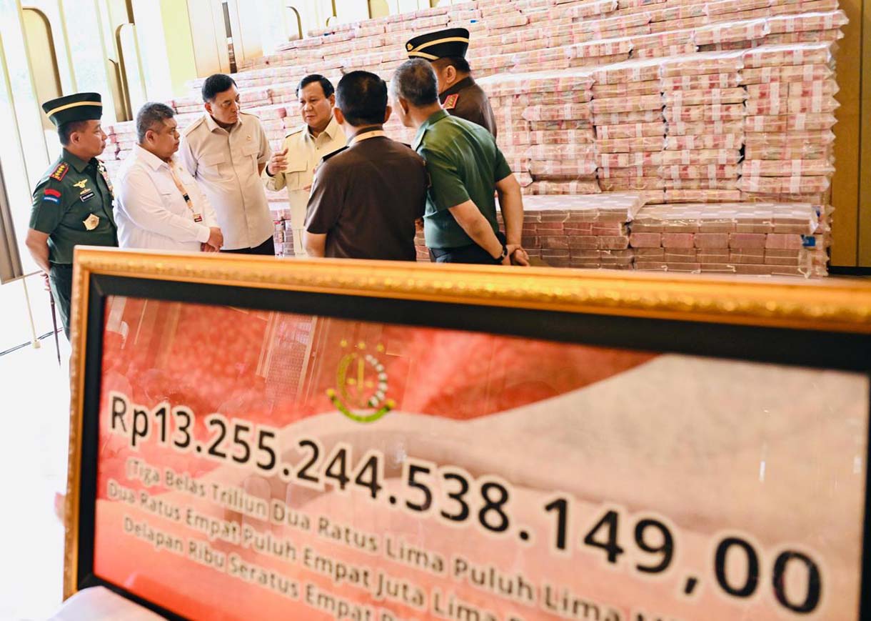 Presiden hadiri Penyerahan Uang Hasil korupsi CPO Presiden Prabowo Subianto (kanan) menyaksikan Jaksa Agung ST Burhanuddin (kiri) menyerahkan secara simbolis kepada Menteri Keuangan Purbaya Yudhi Sadewa (kedua kiri) saat penyerahan uang pengganti kerugian negara hasil korupsi minyak kelapa sawit (CPO) di Kejaksaan Agung, Jakarta, Senin (20/10/2025). (Biropers)
