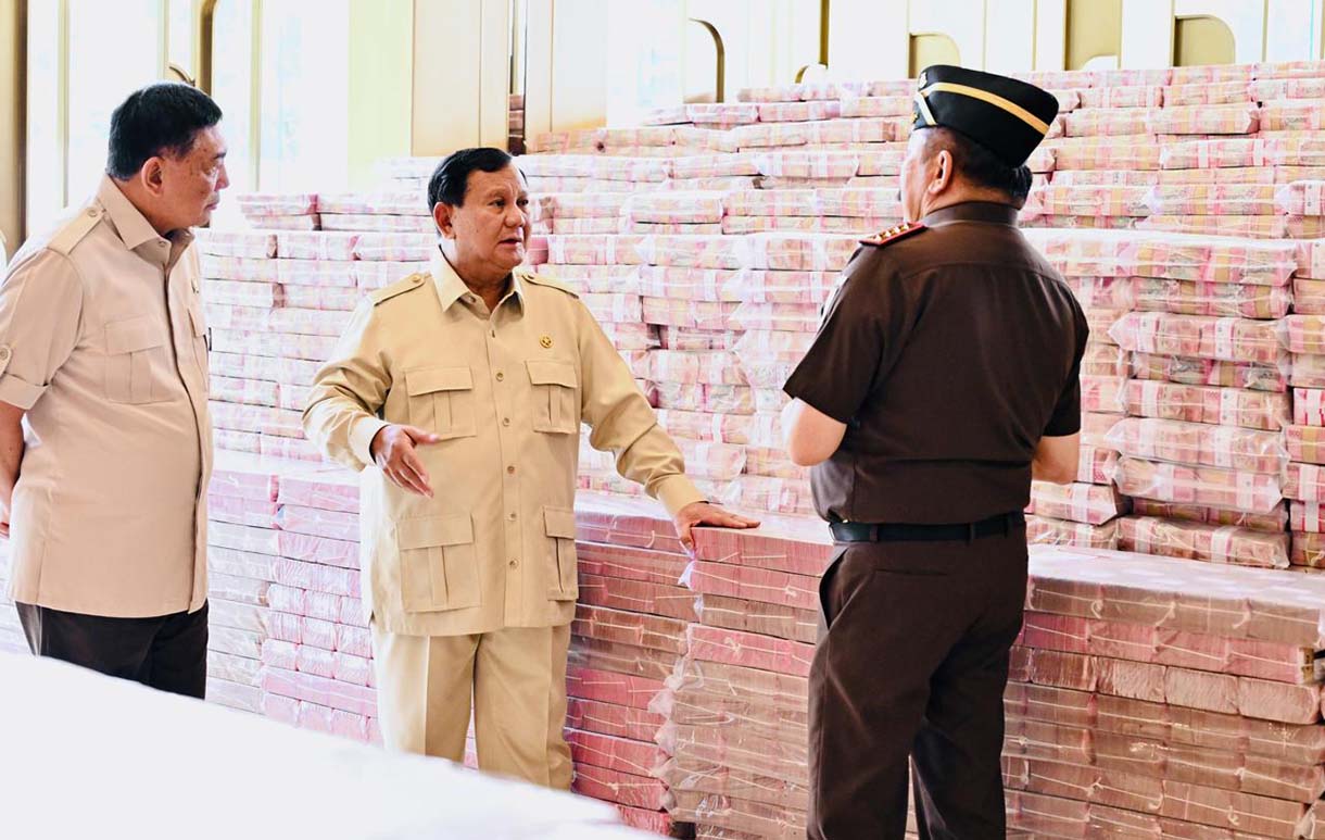 Presiden hadiri Penyerahan Uang Hasil korupsi CPO Presiden Prabowo Subianto (kanan) menyaksikan Jaksa Agung ST Burhanuddin (kiri) menyerahkan secara simbolis kepada Menteri Keuangan Purbaya Yudhi Sadewa (kedua kiri) saat penyerahan uang pengganti kerugian negara hasil korupsi minyak kelapa sawit (CPO) di Kejaksaan Agung, Jakarta, Senin (20/10/2025). (Biropers)