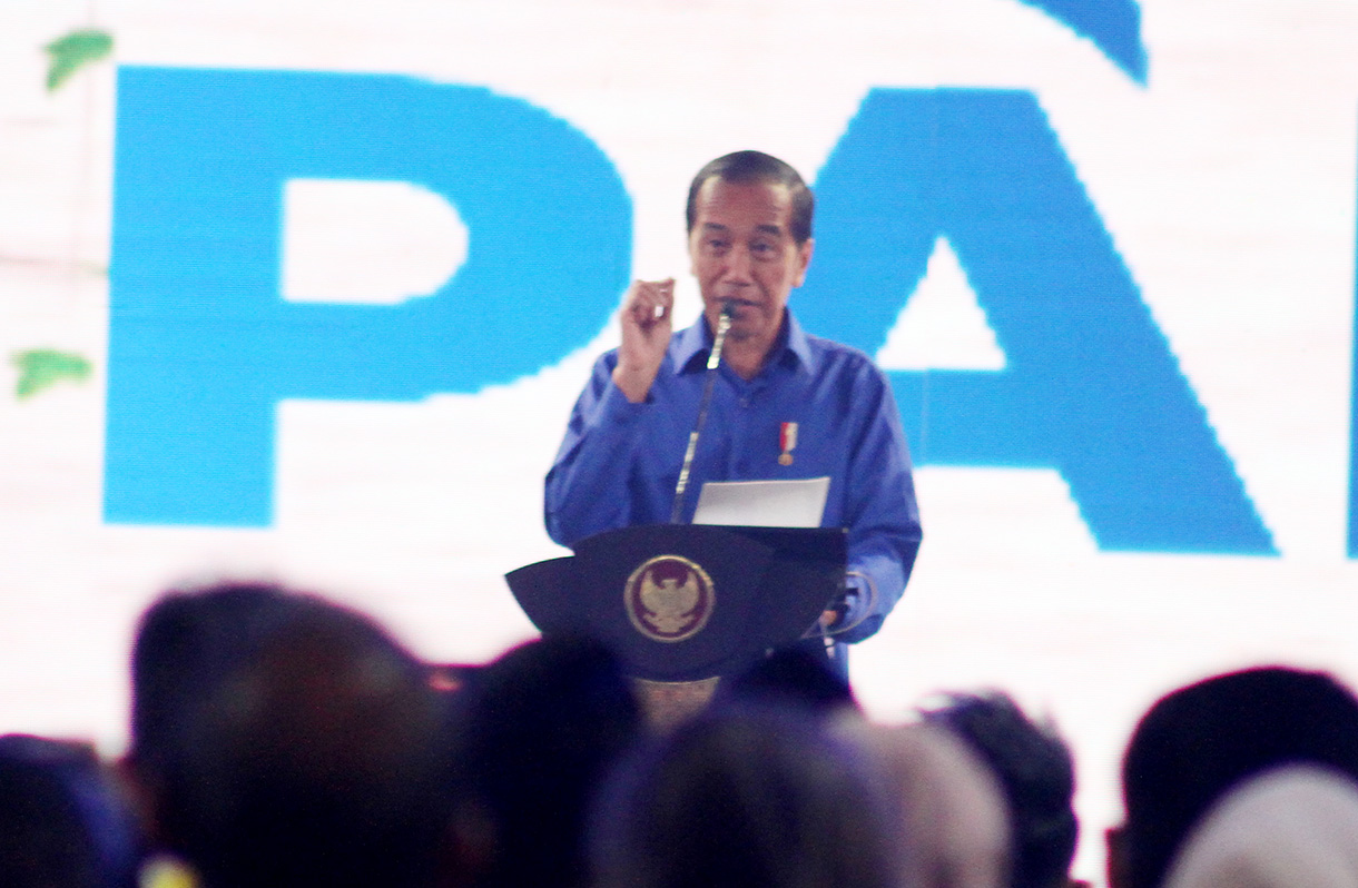 Presiden Joko Widodo (kedua kanan) berjabat tangan dengan Ketua Umum PAN Zulkifli Hasan (kedua kiri) disaksikan Ketua Majelis Penasihat Partai PAN Hatta Rajasa (kanan) pada pembukaan Kongres ke-6 PAN di Jakarta, Jumat (23/8/2024).   (BeritaNasional.com/ Oke Atmaja)