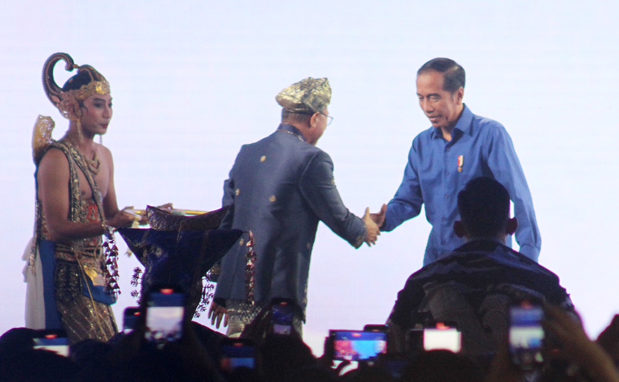 Presiden Joko Widodo (kedua kanan) berjabat tangan dengan Ketua Umum PAN Zulkifli Hasan (kedua kiri) disaksikan Ketua Majelis Penasihat Partai PAN Hatta Rajasa (kanan) pada pembukaan Kongres ke-6 PAN di Jakarta, Jumat (23/8/2024).   (BeritaNasional.com/ Oke Atmaja)