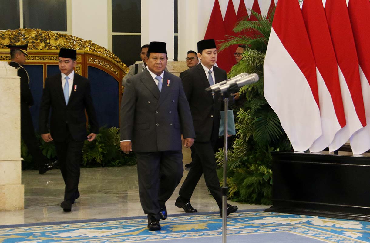 Anggota Komisi Yudisial (KY) (dari kiri) Abdul Chair Ramdhan, Abhan, Andi Muhammad Asrun, Anita Kadir, Desmihardi, Setyawan Hartono, F William Saija membaca sumpah jabatan saat pelantikan anggota Komisi Yudisial (KY) di Istana Negara, Jakarta, Jumat (19/12/2025).  (Beritanasional.com/Oke Atmaja)