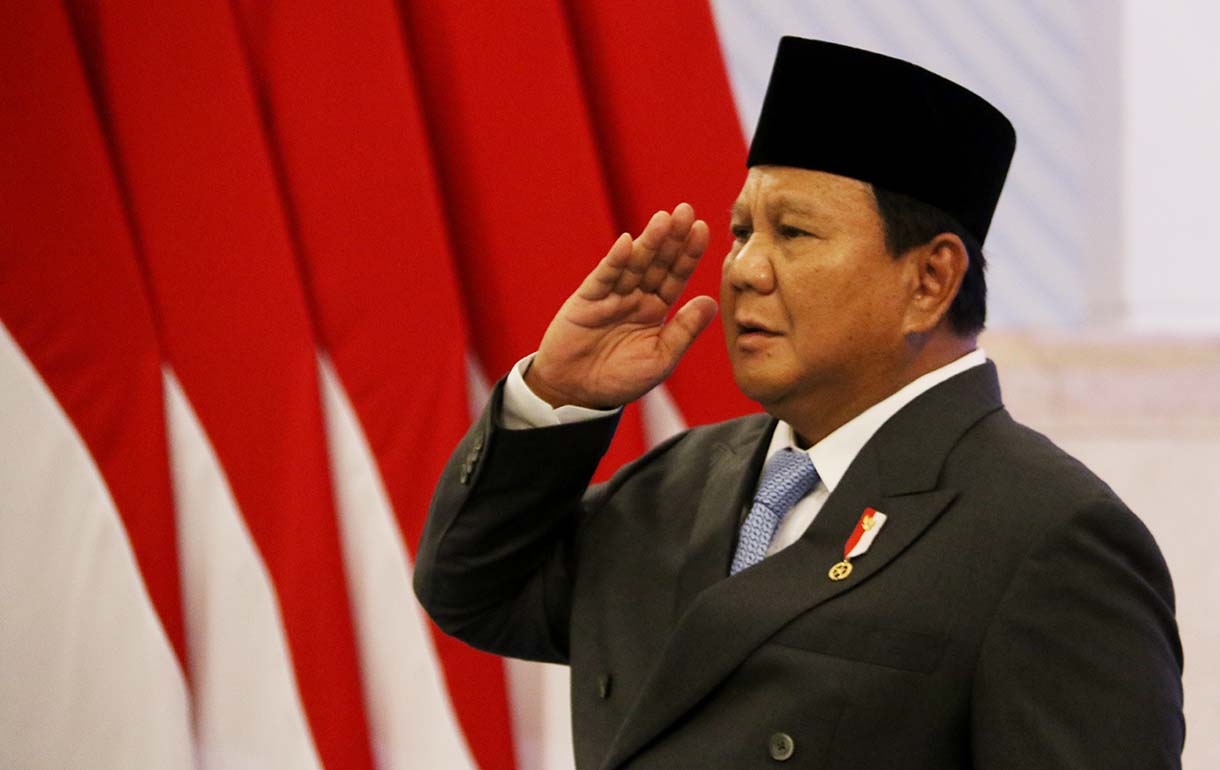 Anggota Komisi Yudisial (KY) (dari kiri) Abdul Chair Ramdhan, Abhan, Andi Muhammad Asrun, Anita Kadir, Desmihardi, Setyawan Hartono, F William Saija membaca sumpah jabatan saat pelantikan anggota Komisi Yudisial (KY) di Istana Negara, Jakarta, Jumat (19/12/2025).  (Beritanasional.com/Oke Atmaja)