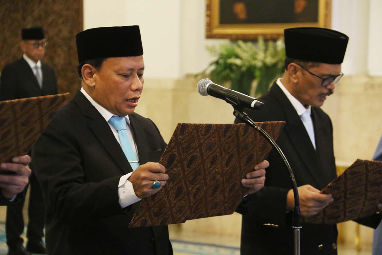 Anggota Komisi Yudisial (KY) (dari kiri) Abdul Chair Ramdhan, Abhan, Andi Muhammad Asrun, Anita Kadir, Desmihardi, Setyawan Hartono, F William Saija membaca sumpah jabatan saat pelantikan anggota Komisi Yudisial (KY) di Istana Negara, Jakarta, Jumat (19/12/2025).  (Beritanasional.com/Oke Atmaja)