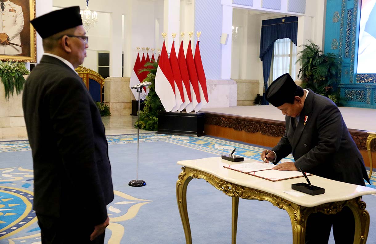Anggota Komisi Yudisial (KY) (dari kiri) Abdul Chair Ramdhan, Abhan, Andi Muhammad Asrun, Anita Kadir, Desmihardi, Setyawan Hartono, F William Saija membaca sumpah jabatan saat pelantikan anggota Komisi Yudisial (KY) di Istana Negara, Jakarta, Jumat (19/12/2025).  (Beritanasional.com/Oke Atmaja)