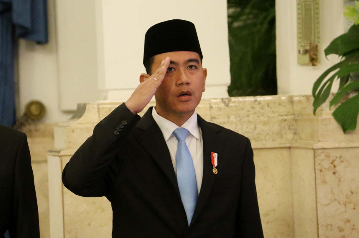 Anggota Komisi Yudisial (KY) (dari kiri) Abdul Chair Ramdhan, Abhan, Andi Muhammad Asrun, Anita Kadir, Desmihardi, Setyawan Hartono, F William Saija membaca sumpah jabatan saat pelantikan anggota Komisi Yudisial (KY) di Istana Negara, Jakarta, Jumat (19/12/2025).  (Beritanasional.com/Oke Atmaja)