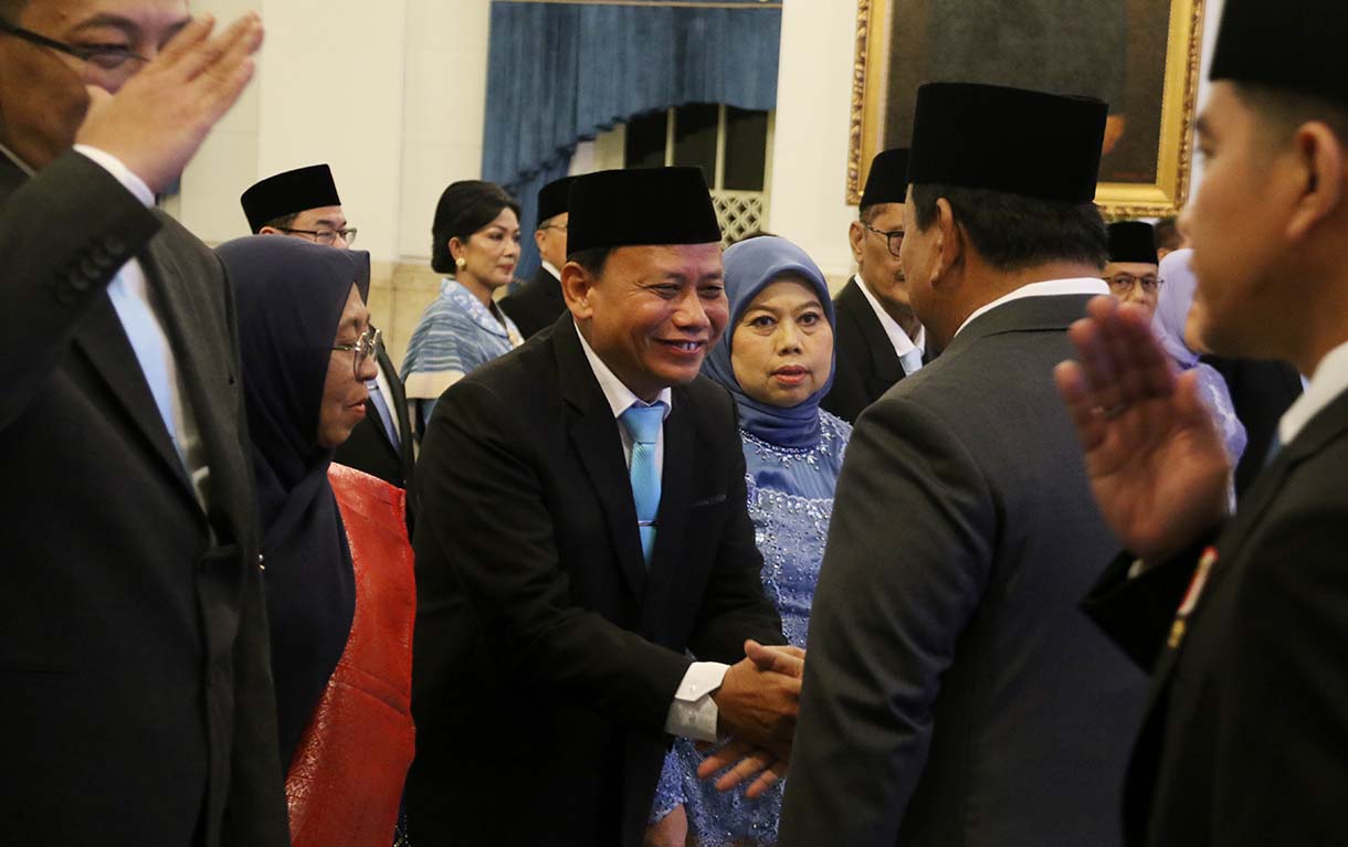 Anggota Komisi Yudisial (KY) (dari kiri) Abdul Chair Ramdhan, Abhan, Andi Muhammad Asrun, Anita Kadir, Desmihardi, Setyawan Hartono, F William Saija membaca sumpah jabatan saat pelantikan anggota Komisi Yudisial (KY) di Istana Negara, Jakarta, Jumat (19/12/2025).  (Beritanasional.com/Oke Atmaja)