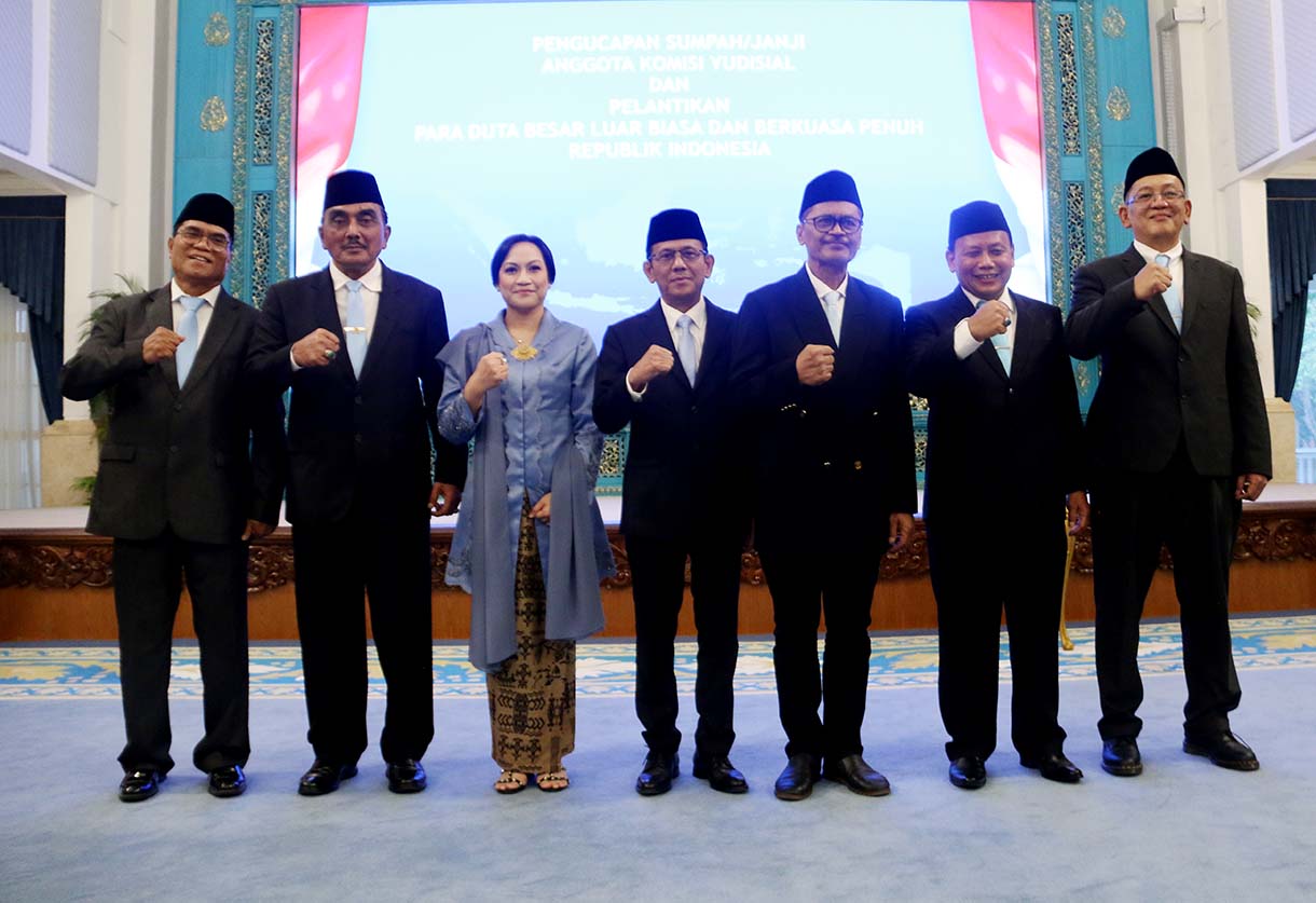 Anggota Komisi Yudisial (KY) (dari kiri) Abdul Chair Ramdhan, Abhan, Andi Muhammad Asrun, Anita Kadir, Desmihardi, Setyawan Hartono, F William Saija membaca sumpah jabatan saat pelantikan anggota Komisi Yudisial (KY) di Istana Negara, Jakarta, Jumat (19/12/2025).  (Beritanasional.com/Oke Atmaja)