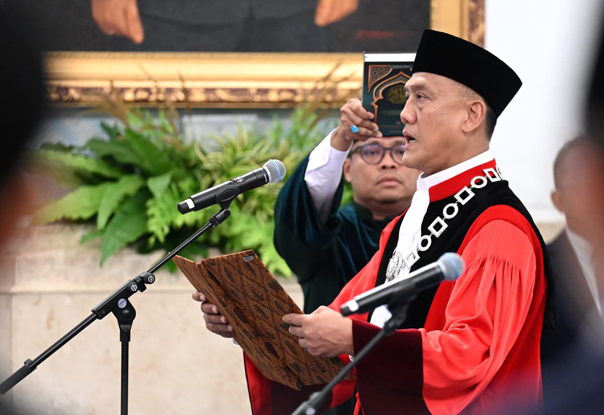Presiden Prabowo Subianto (tengah) berjabat tangan dengan Hakim Mahkamah Konstitusi (MK) Liliek Prisbawono Adi (kiri) usai pengucapan sumpah jabatan saat pelantikan Hakim MK dan Keanggotaan Ombudsman serta Duta Besar Luar Biasa dan Berkuasa Penuh (LBBP) untuk Kesultanan Oman merangkap Republik Yaman di Istana Negara, Jakarta, Jumat (10/4/2026).  (Biropers)