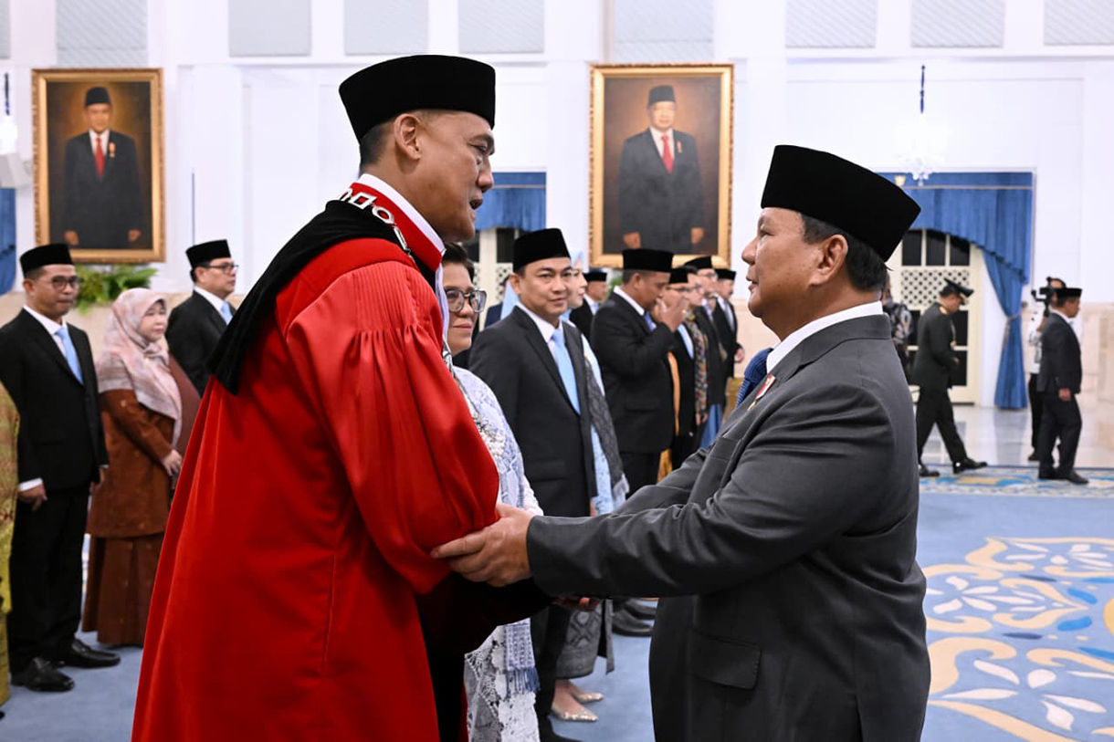 Presiden Prabowo Subianto (tengah) berjabat tangan dengan Hakim Mahkamah Konstitusi (MK) Liliek Prisbawono Adi (kiri) usai pengucapan sumpah jabatan saat pelantikan Hakim MK dan Keanggotaan Ombudsman serta Duta Besar Luar Biasa dan Berkuasa Penuh (LBBP) untuk Kesultanan Oman merangkap Republik Yaman di Istana Negara, Jakarta, Jumat (10/4/2026).  (Biropers)