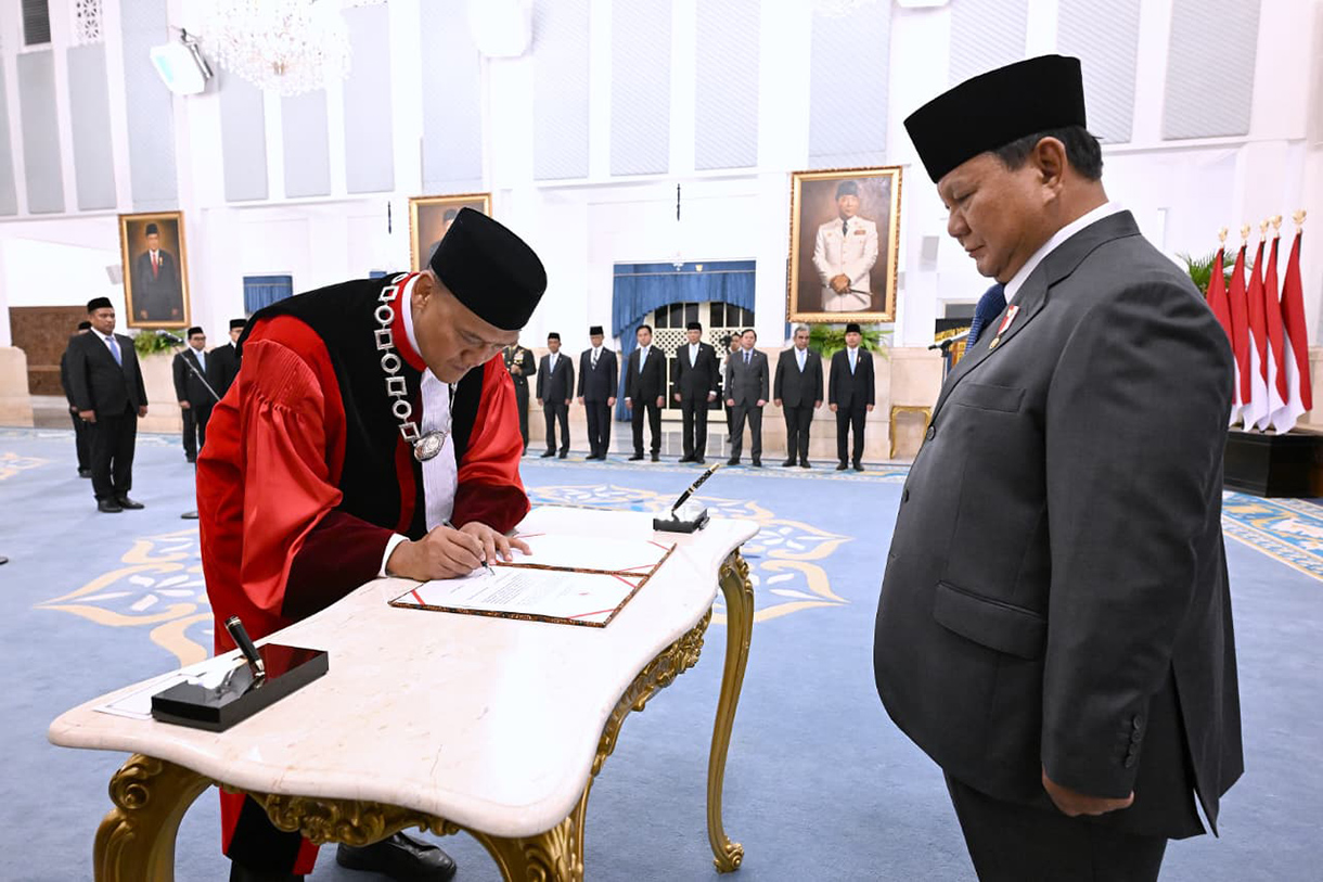 Presiden Prabowo Subianto (tengah) berjabat tangan dengan Hakim Mahkamah Konstitusi (MK) Liliek Prisbawono Adi (kiri) usai pengucapan sumpah jabatan saat pelantikan Hakim MK dan Keanggotaan Ombudsman serta Duta Besar Luar Biasa dan Berkuasa Penuh (LBBP) untuk Kesultanan Oman merangkap Republik Yaman di Istana Negara, Jakarta, Jumat (10/4/2026).  (Biropers)