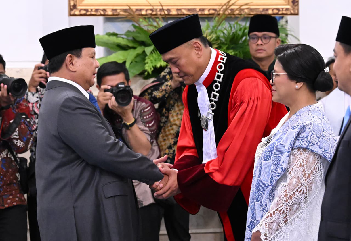 Presiden Prabowo Subianto (tengah) berjabat tangan dengan Hakim Mahkamah Konstitusi (MK) Liliek Prisbawono Adi (kiri) usai pengucapan sumpah jabatan saat pelantikan Hakim MK dan Keanggotaan Ombudsman serta Duta Besar Luar Biasa dan Berkuasa Penuh (LBBP) untuk Kesultanan Oman merangkap Republik Yaman di Istana Negara, Jakarta, Jumat (10/4/2026).  (Biropers)