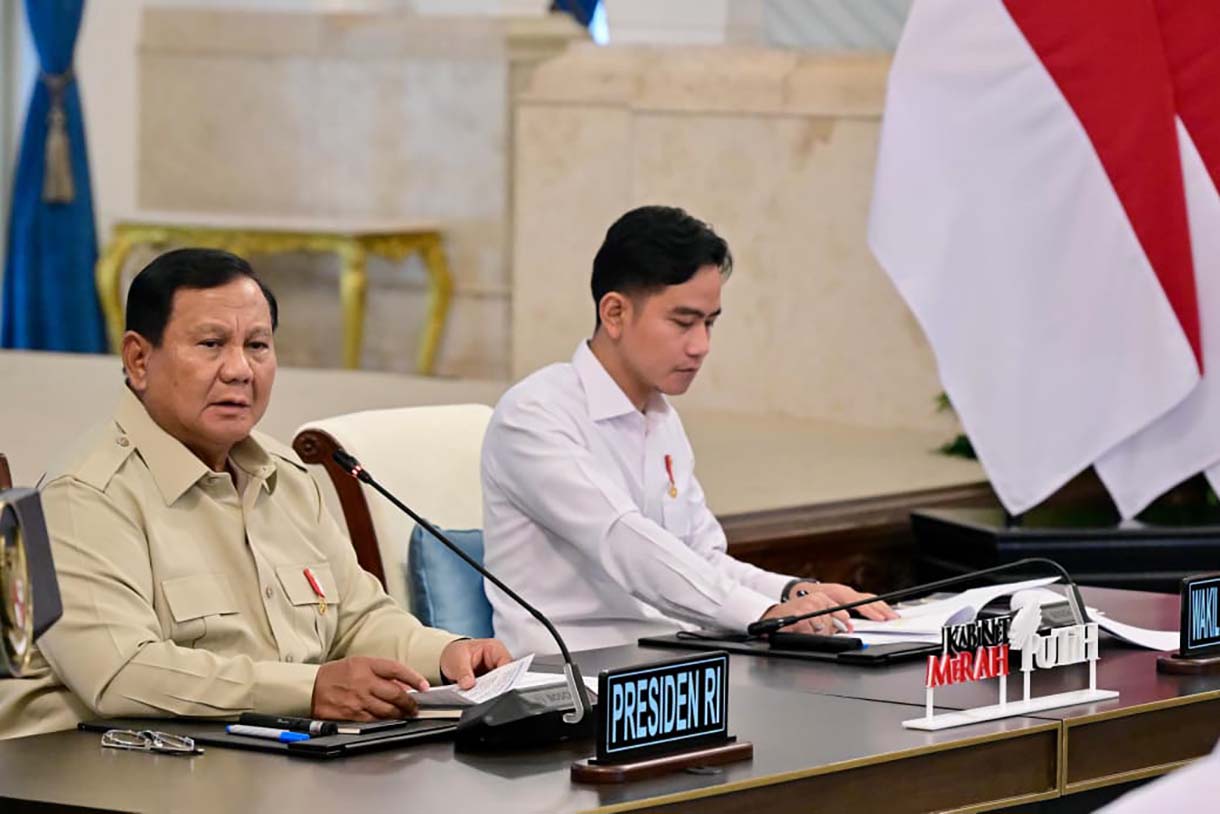 Presiden Prabowo Subianto (kiri) didampingi Wakil Presiden Gibran Rakabuming Raka (kedua kiri) memberikan sambutan saat memimpin pengarahan kepada kepala daerah se-Papua dan Komite Eksekutif Percepatan Pembangunan Otonomi Khusus Papua di Istana Negara, Jakarta, Selasa (16/12/2025).  (Biro Setpres)