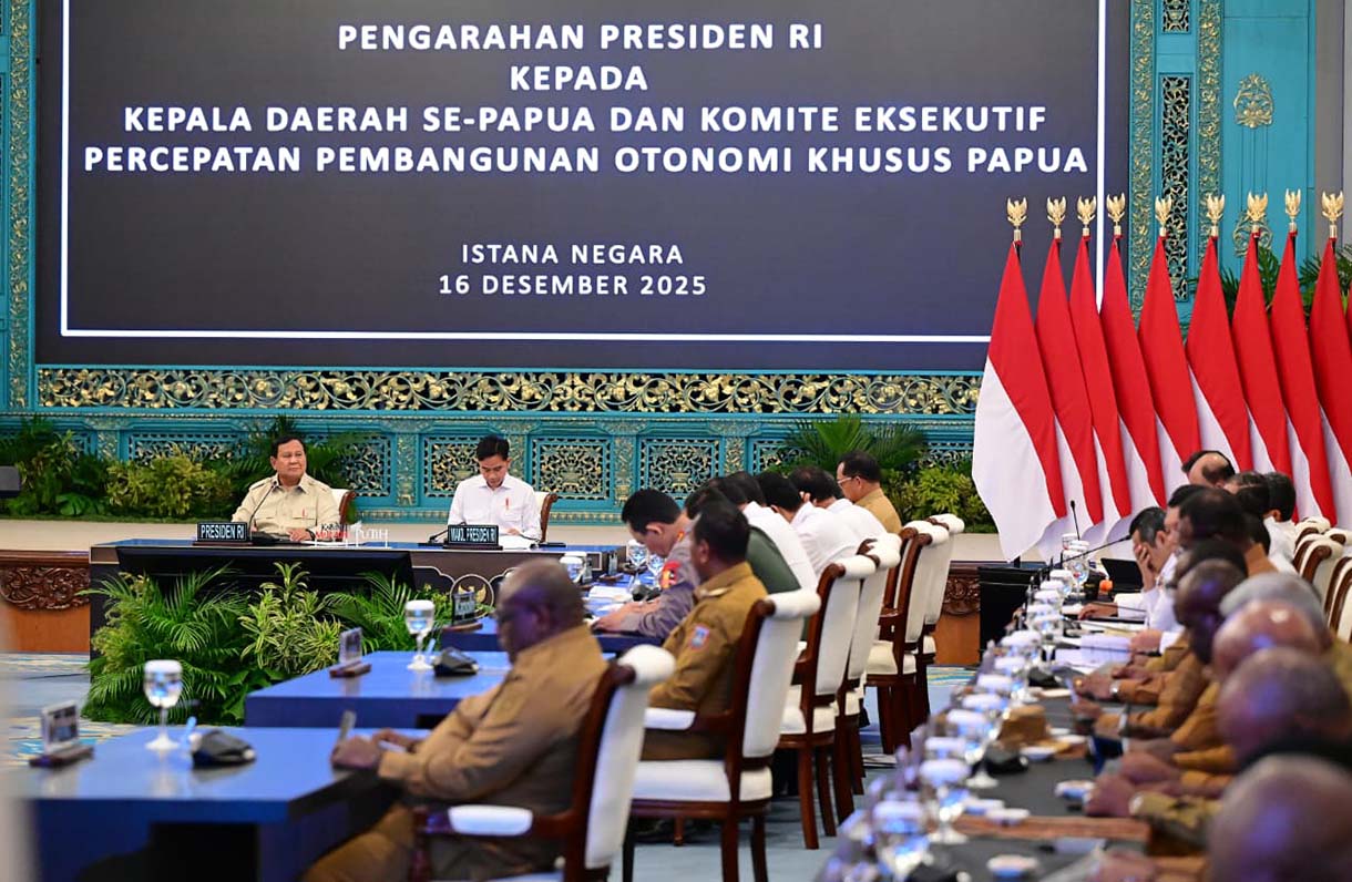 Presiden Prabowo Subianto (kiri) didampingi Wakil Presiden Gibran Rakabuming Raka (kedua kiri) memberikan sambutan saat memimpin pengarahan kepada kepala daerah se-Papua dan Komite Eksekutif Percepatan Pembangunan Otonomi Khusus Papua di Istana Negara, Jakarta, Selasa (16/12/2025).  (Biro Setpres)