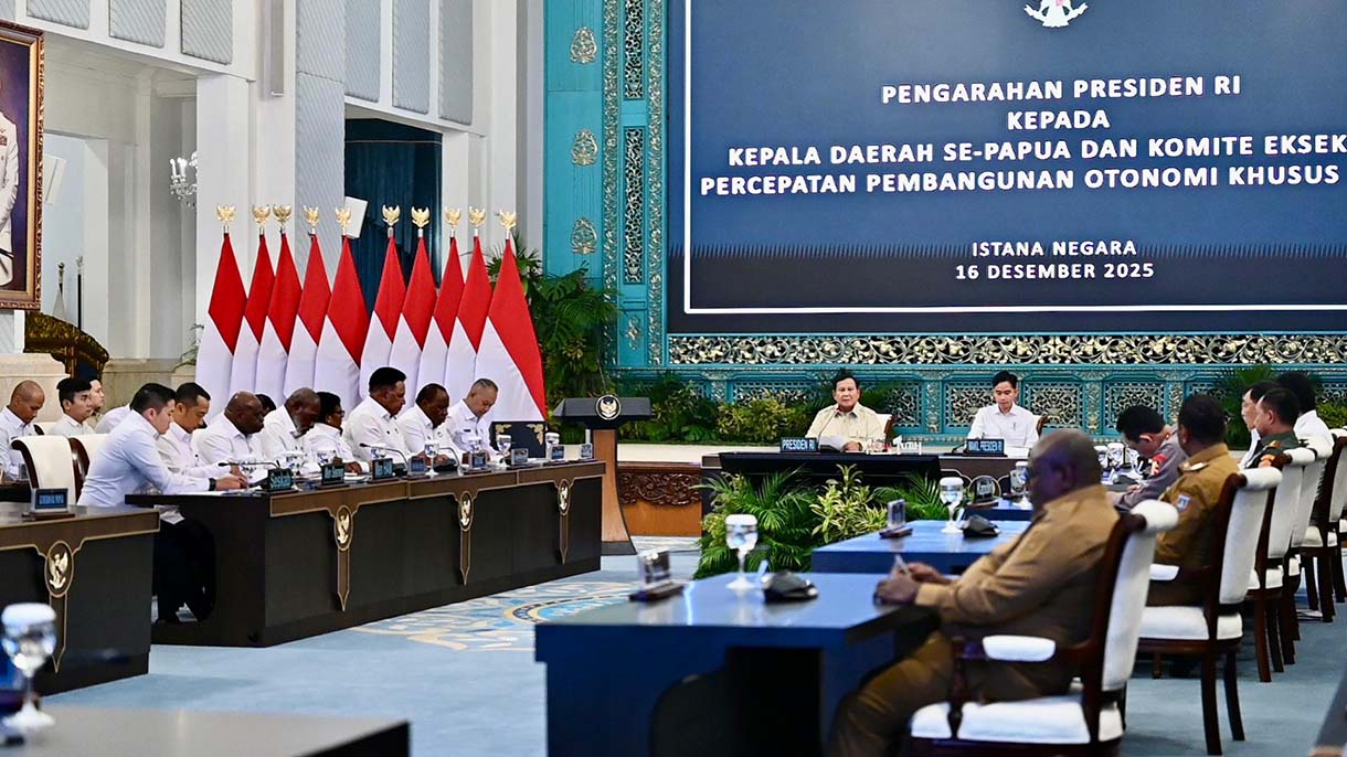 Presiden Prabowo Subianto (kiri) didampingi Wakil Presiden Gibran Rakabuming Raka (kedua kiri) memberikan sambutan saat memimpin pengarahan kepada kepala daerah se-Papua dan Komite Eksekutif Percepatan Pembangunan Otonomi Khusus Papua di Istana Negara, Jakarta, Selasa (16/12/2025).  (Biro Setpres)