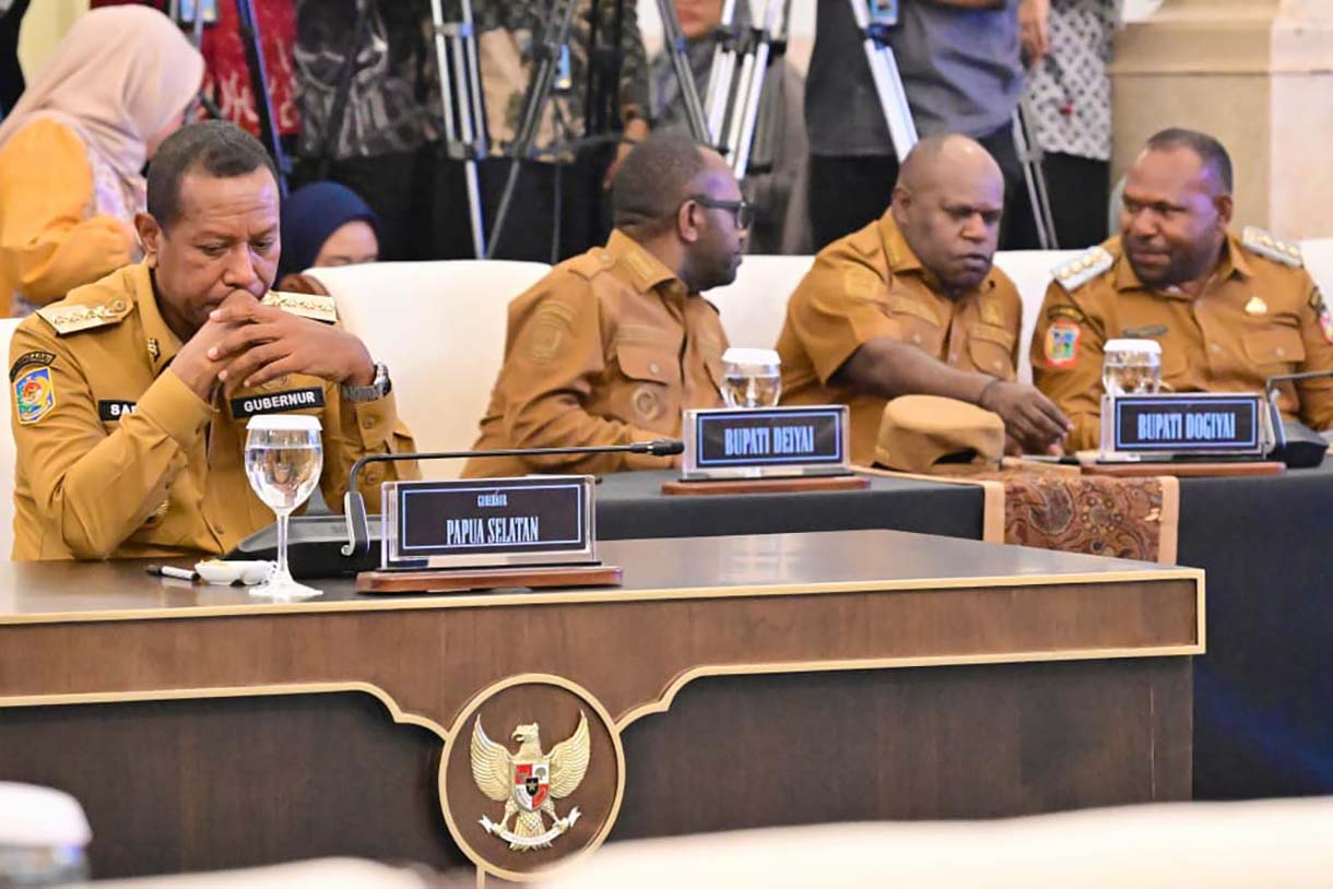 Presiden Prabowo Subianto (kiri) didampingi Wakil Presiden Gibran Rakabuming Raka (kedua kiri) memberikan sambutan saat memimpin pengarahan kepada kepala daerah se-Papua dan Komite Eksekutif Percepatan Pembangunan Otonomi Khusus Papua di Istana Negara, Jakarta, Selasa (16/12/2025).  (Biro Setpres)