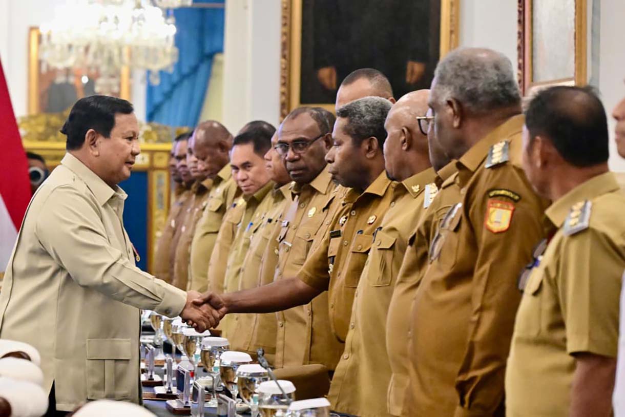Presiden Prabowo Subianto (kiri) didampingi Wakil Presiden Gibran Rakabuming Raka (kedua kiri) memberikan sambutan saat memimpin pengarahan kepada kepala daerah se-Papua dan Komite Eksekutif Percepatan Pembangunan Otonomi Khusus Papua di Istana Negara, Jakarta, Selasa (16/12/2025).  (Biro Setpres)