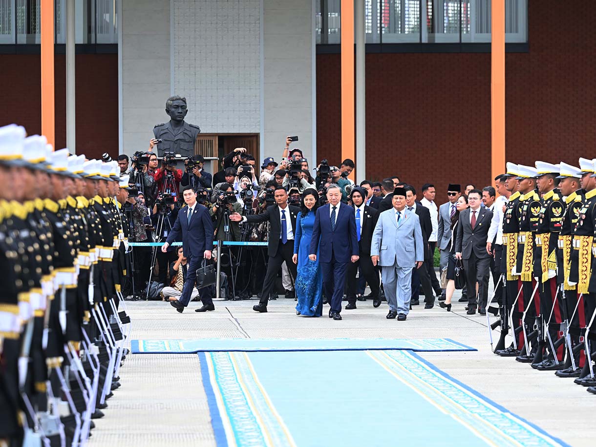 Presiden Prabowo Subianto (bawah) melambaikan tangan ke arah Sekretaris Jenderal (Sekjen) Partai Komunis Vietnam (PKV) To Lam (atas kiri) dan Istrinya Ngo Phu'o'ng Ly (atas kanan) sebelum meninggalkan Indonesia di Pangkalan Udara TNI AU Halim Perdanakusuma, Jakarta, Selasa (11/3/2025). (Foto: Kris - Biro Pers Sekretariat Presiden)