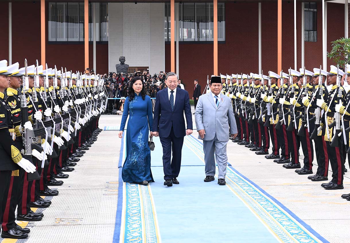 Presiden Prabowo Subianto (bawah) melambaikan tangan ke arah Sekretaris Jenderal (Sekjen) Partai Komunis Vietnam (PKV) To Lam (atas kiri) dan Istrinya Ngo Phu'o'ng Ly (atas kanan) sebelum meninggalkan Indonesia di Pangkalan Udara TNI AU Halim Perdanakusuma, Jakarta, Selasa (11/3/2025). (Foto: Kris - Biro Pers Sekretariat Presiden)