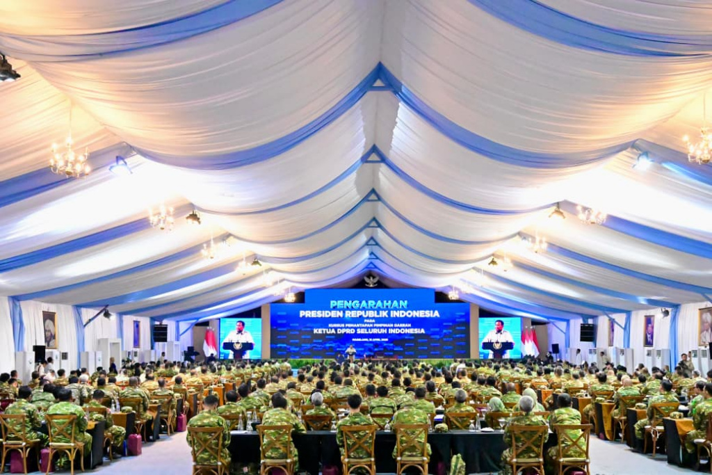 Presiden Prabowo Subianto memberikan arahan tertutup pada saat retreat dan kursus pemantapan Ketua DPRD seluruh Indonesia, di Akademi Militer, Magelang, Sabtu (18/4/2026). (Beritanasional.com/Oke Atmaja)
