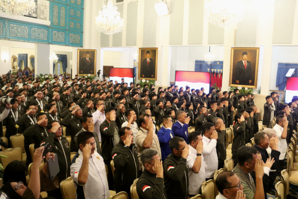Presiden Prabowo Subianto didampingi Menpora Erick Thohir saat pemberian bonus Atlet SEA Games 2025 di Istana Negara, Jakarta, Kamis (8/1/2025).  (Beritanasional.com/Oke Atmaja)