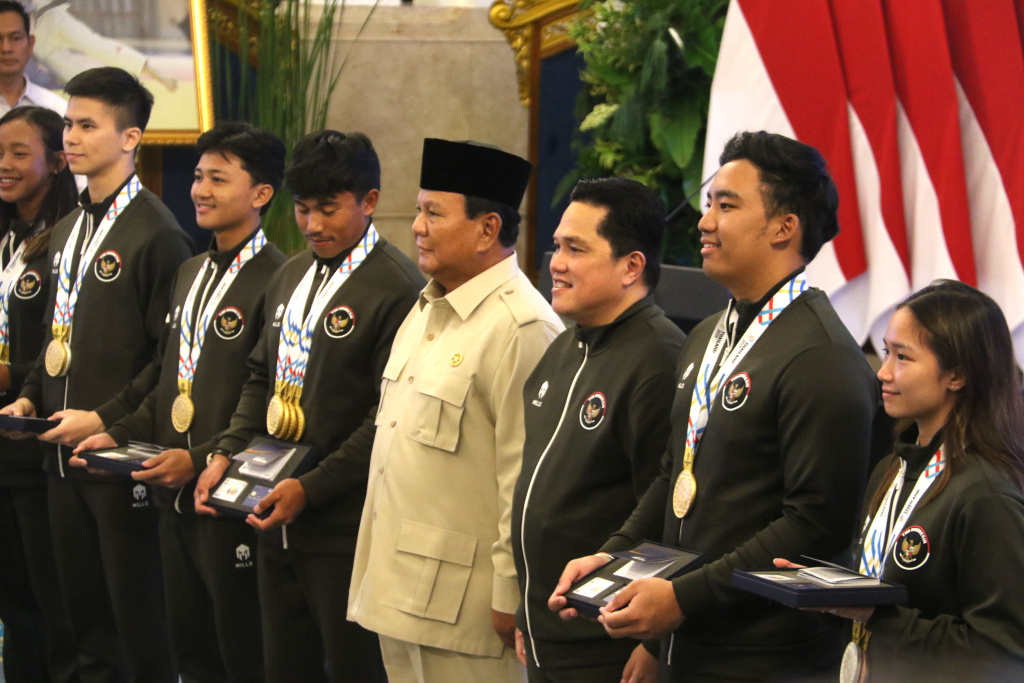 Presiden Prabowo Subianto didampingi Menpora Erick Thohir saat pemberian bonus Atlet SEA Games 2025 di Istana Negara, Jakarta, Kamis (8/1/2025).  (Beritanasional.com/Oke Atmaja)