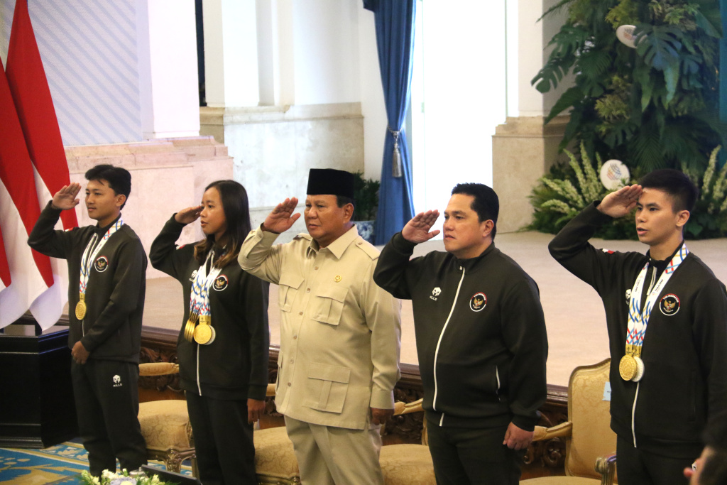 Presiden Prabowo Subianto didampingi Menpora Erick Thohir saat pemberian bonus Atlet SEA Games 2025 di Istana Negara, Jakarta, Kamis (8/1/2025).  (Beritanasional.com/Oke Atmaja)