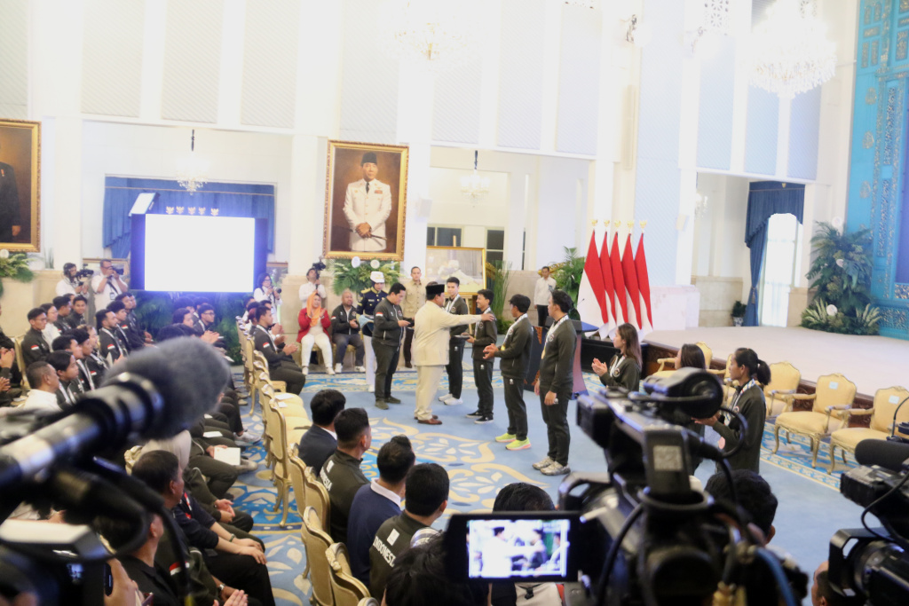 Presiden Prabowo Subianto didampingi Menpora Erick Thohir saat pemberian bonus Atlet SEA Games 2025 di Istana Negara, Jakarta, Kamis (8/1/2025).  (Beritanasional.com/Oke Atmaja)