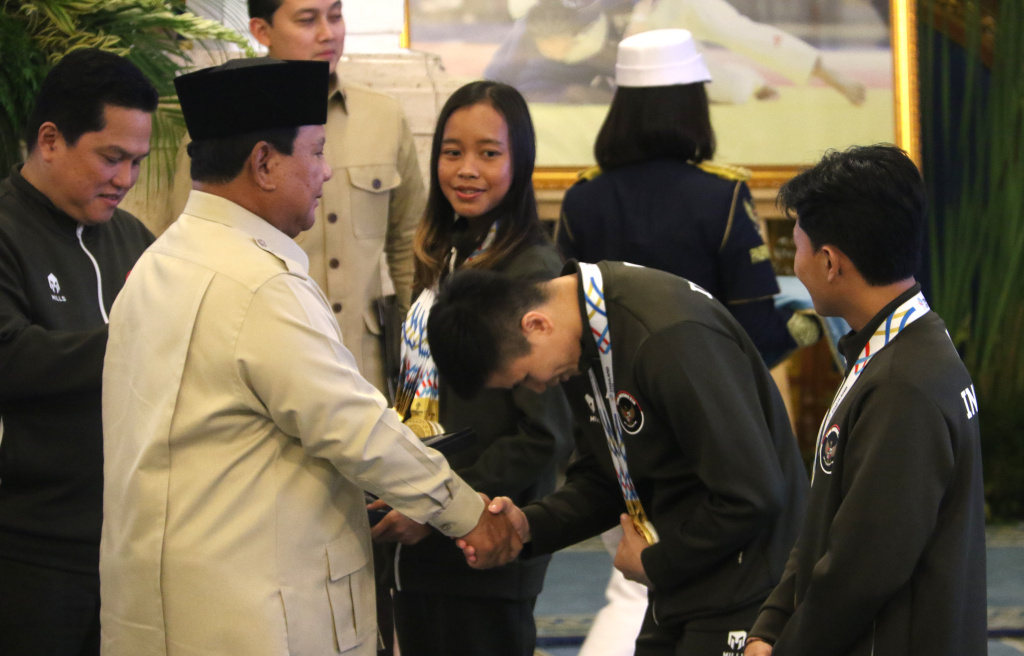 Presiden Prabowo Subianto didampingi Menpora Erick Thohir saat pemberian bonus Atlet SEA Games 2025 di Istana Negara, Jakarta, Kamis (8/1/2025).  (Beritanasional.com/Oke Atmaja)