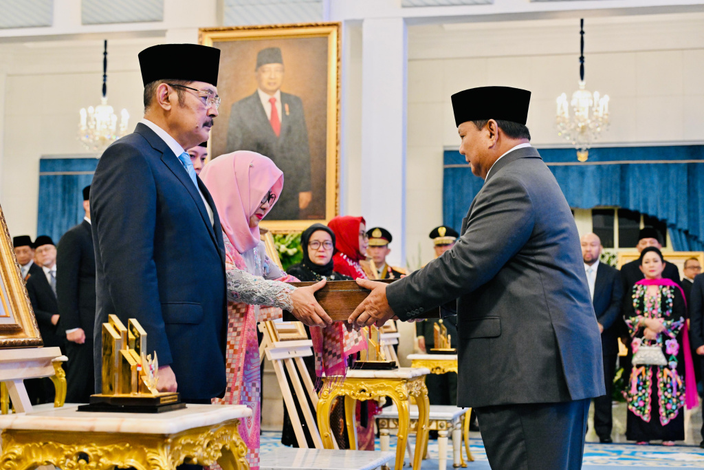 Presiden Prabowo Subianto menyalami Istri almarhum K.H. Abdurrahman Wahid, Sinta Nuriyah (kedua kiri) dan anaknya Yenny Wahid (kiri) saat penganugerahan gelar pahlawan nasional di Istana Negara, Jakarta, Senin (10/11/2025).  (Biropers)