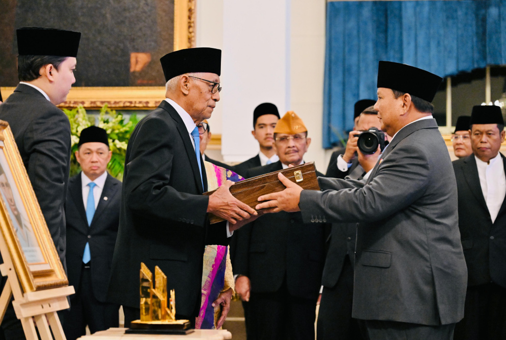 Presiden Prabowo Subianto menyalami Istri almarhum K.H. Abdurrahman Wahid, Sinta Nuriyah (kedua kiri) dan anaknya Yenny Wahid (kiri) saat penganugerahan gelar pahlawan nasional di Istana Negara, Jakarta, Senin (10/11/2025).  (Biropers)