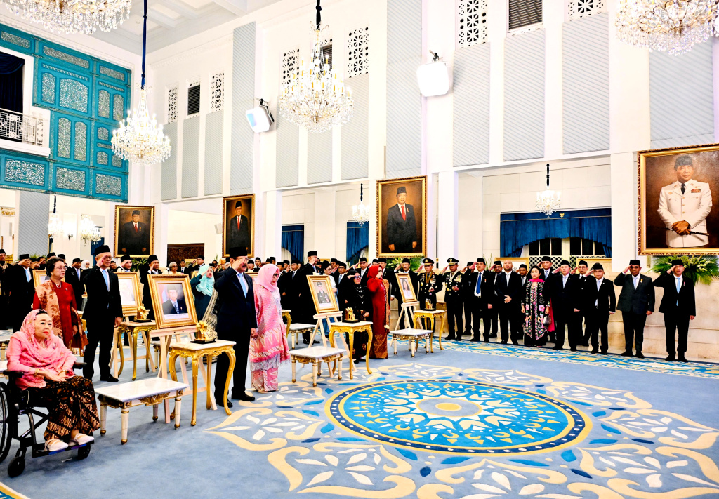 Presiden Prabowo Subianto menyalami Istri almarhum K.H. Abdurrahman Wahid, Sinta Nuriyah (kedua kiri) dan anaknya Yenny Wahid (kiri) saat penganugerahan gelar pahlawan nasional di Istana Negara, Jakarta, Senin (10/11/2025).  (Biropers)