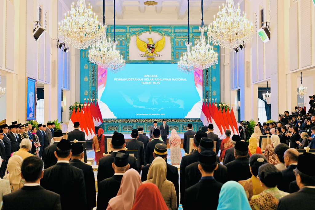 Presiden Prabowo Subianto menyalami Istri almarhum K.H. Abdurrahman Wahid, Sinta Nuriyah (kedua kiri) dan anaknya Yenny Wahid (kiri) saat penganugerahan gelar pahlawan nasional di Istana Negara, Jakarta, Senin (10/11/2025).  (Biropers)