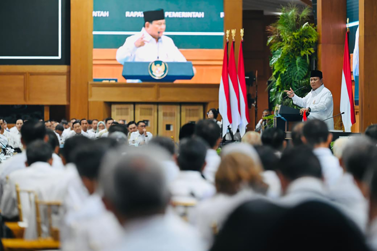 Presiden Prabowo Subianto memberi taklimat saat Rapat Kerja Pemerintah dengan Kabinet Merah Putih berserta seluruh Eselon I K/L dan Dirut BUMN di Kompleks Istana Kepresidenan, Jakarta, Rabu (8/4/2026).  (Biropers)