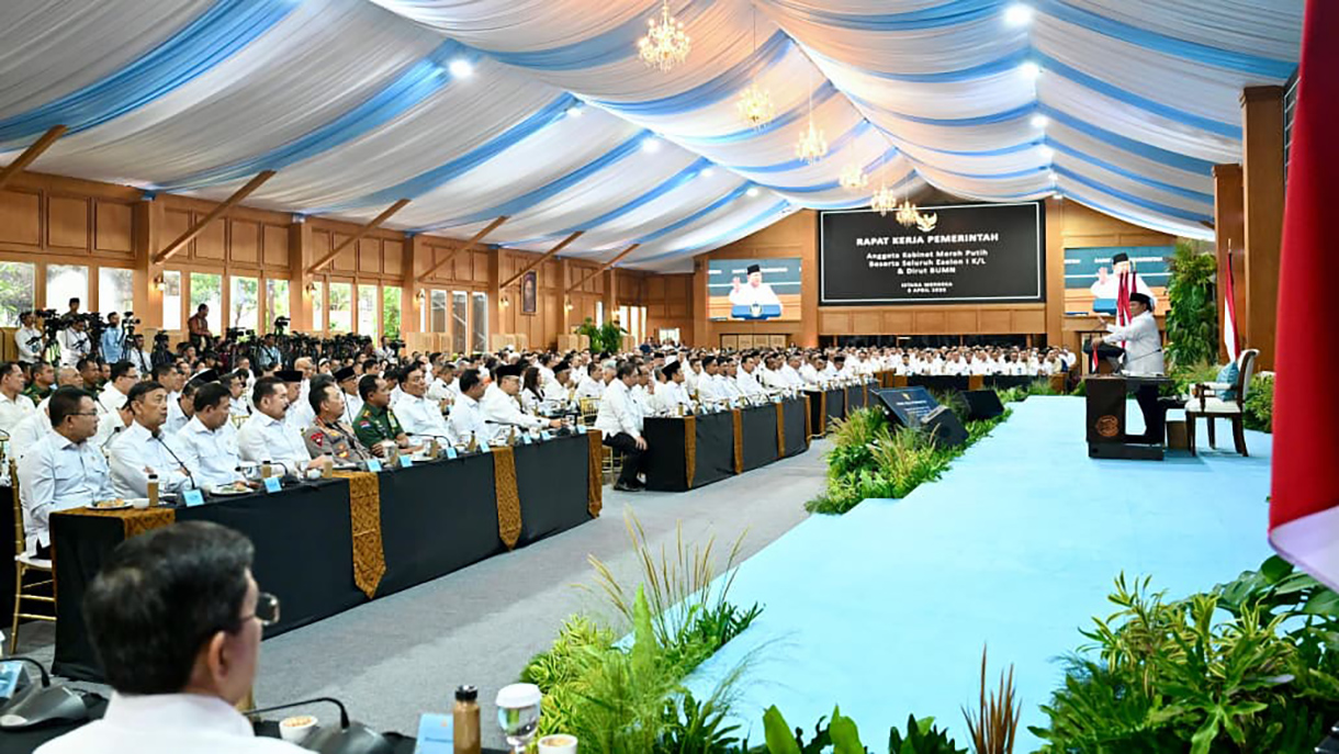 Presiden Prabowo Subianto memberi taklimat saat Rapat Kerja Pemerintah dengan Kabinet Merah Putih berserta seluruh Eselon I K/L dan Dirut BUMN di Kompleks Istana Kepresidenan, Jakarta, Rabu (8/4/2026).  (Biropers)