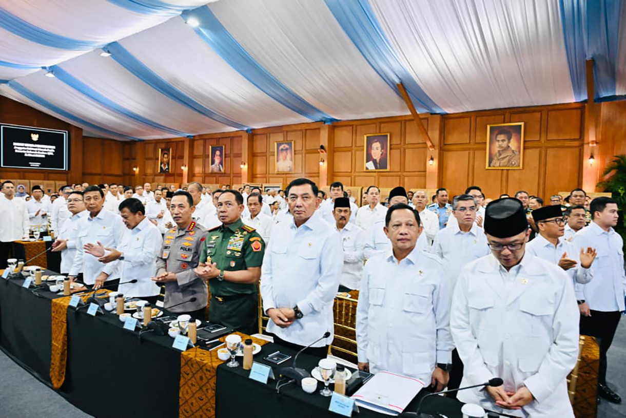 Presiden Prabowo Subianto memberi taklimat saat Rapat Kerja Pemerintah dengan Kabinet Merah Putih berserta seluruh Eselon I K/L dan Dirut BUMN di Kompleks Istana Kepresidenan, Jakarta, Rabu (8/4/2026).  (Biropers)