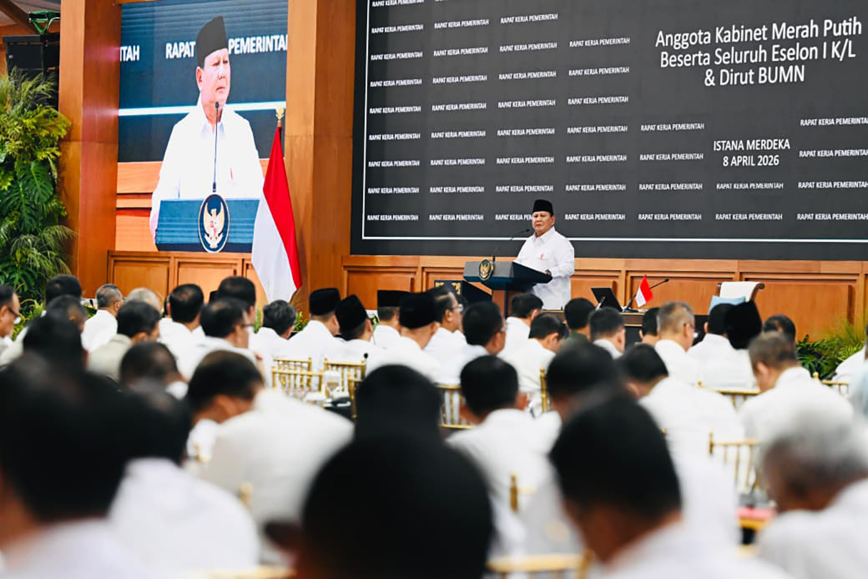 Presiden Prabowo Subianto memberi taklimat saat Rapat Kerja Pemerintah dengan Kabinet Merah Putih berserta seluruh Eselon I K/L dan Dirut BUMN di Kompleks Istana Kepresidenan, Jakarta, Rabu (8/4/2026).  (Biropers)