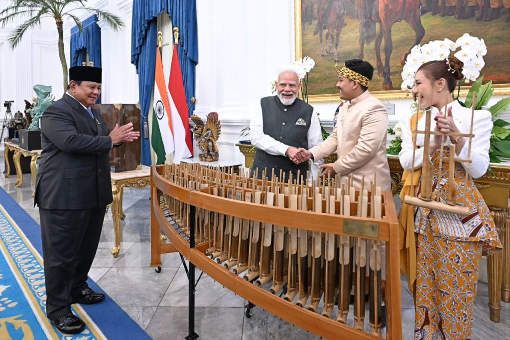Presiden Prabowo Subianto (kiri) dan Perdana Menteri India Narendra Modi (dua kiri) memainkan alat musik tradisional Jawa Barat, angklung, dalam acara kenegaraan di Istana Merdeka, Jakarta, Selasa (7/7/2026).  (Biropers)