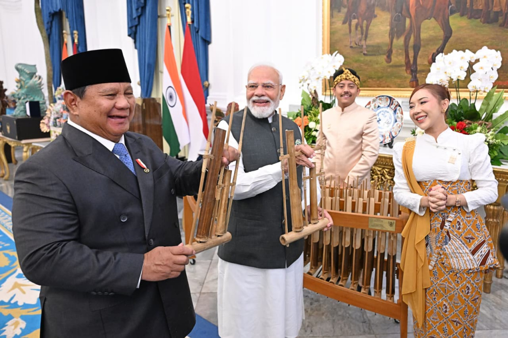 Presiden Prabowo Subianto (kiri) dan Perdana Menteri India Narendra Modi (dua kiri) memainkan alat musik tradisional Jawa Barat, angklung, dalam acara kenegaraan di Istana Merdeka, Jakarta, Selasa (7/7/2026).  (Biropers)