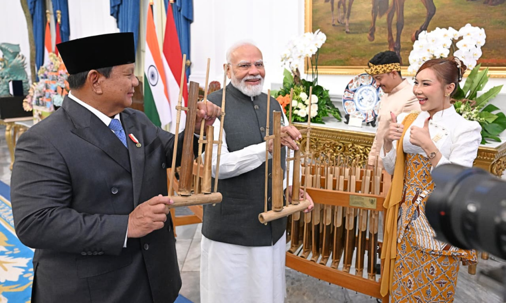 Presiden Prabowo Subianto (kiri) dan Perdana Menteri India Narendra Modi (dua kiri) memainkan alat musik tradisional Jawa Barat, angklung, dalam acara kenegaraan di Istana Merdeka, Jakarta, Selasa (7/7/2026).  (Biropers)