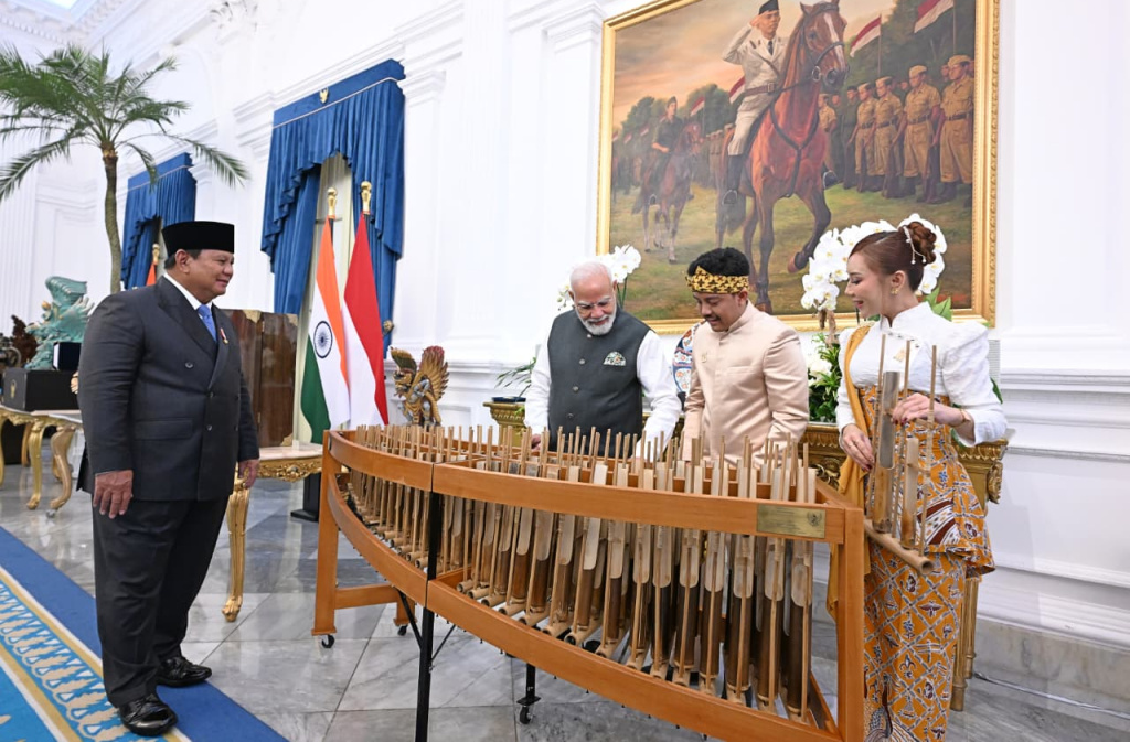Presiden Prabowo Subianto (kiri) dan Perdana Menteri India Narendra Modi (dua kiri) memainkan alat musik tradisional Jawa Barat, angklung, dalam acara kenegaraan di Istana Merdeka, Jakarta, Selasa (7/7/2026).  (Biropers)