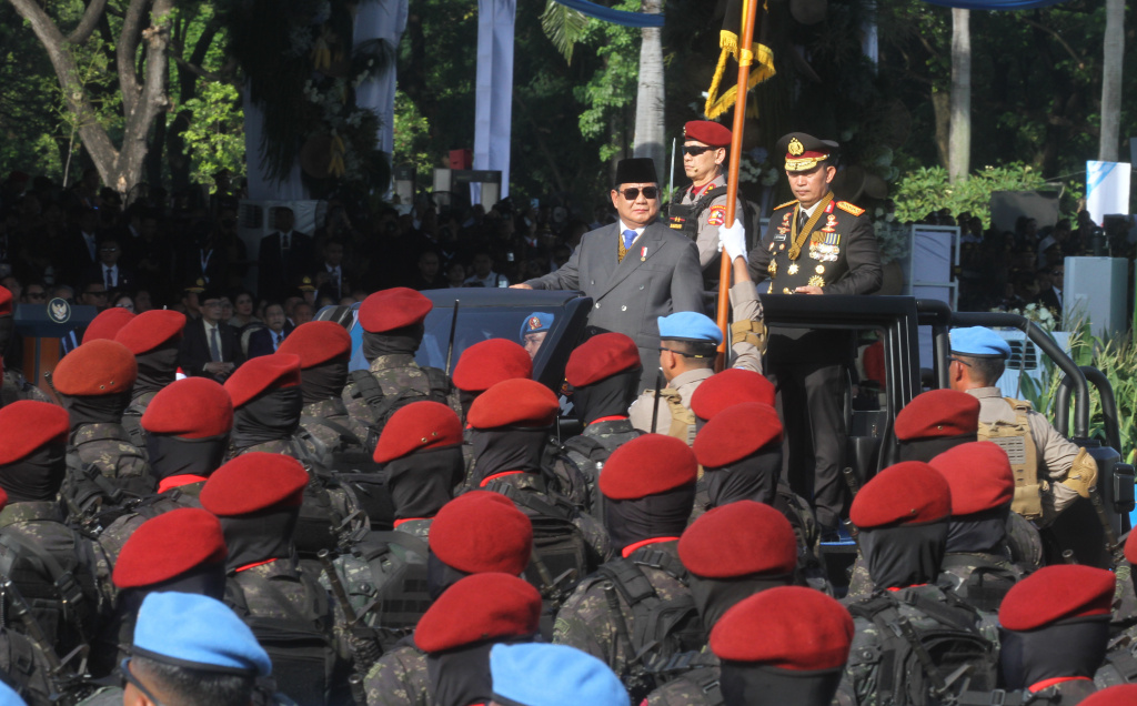 Presiden Prabowo Subianto dan Kapolri Jenderal Listyo Sigit Prabowo melakukan pengecekan pasukan di HUT ke-79 Bhayangkara di Monas, Jakarta, Selasa (1/7/2025). (Beritanasional.com/Oke Atmaja)